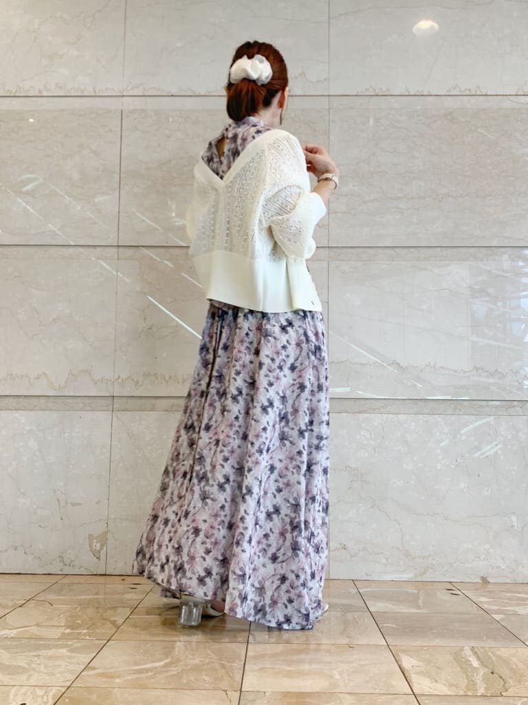 ブラウン系のサンダル、その他のサンダル、ピンク系のワンピースを着用したレディースの夏コーディネートの7枚目の写真