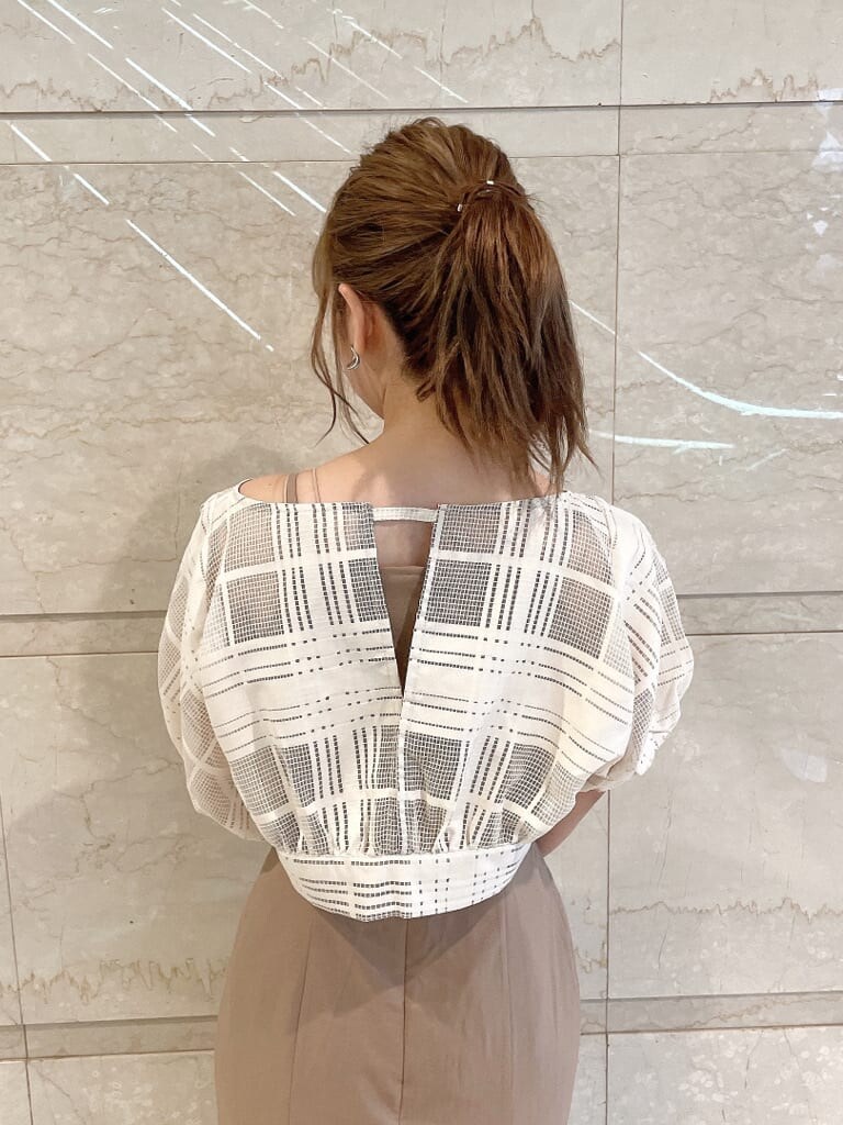 ブラウン系のワンピース、その他のサンダル、ベージュ系のキャミソールを着用したレディースの夏コーディネートの7枚目の写真