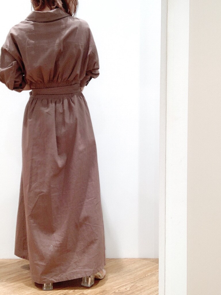 ブラウン系のワンピース、その他のサンダルを着用したレディースの夏コーディネートの3枚目の写真