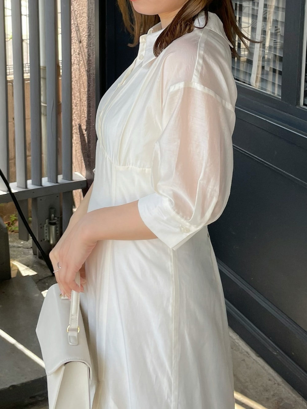 ホワイト系のワンピース、シルバー系のローファーを着用したレディースの夏コーディネートの6枚目の写真