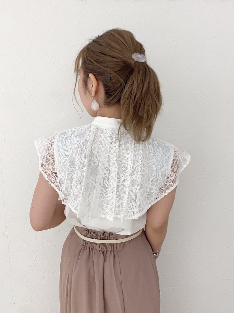 ホワイト系のシャツ/ブラウス、ベージュ系のサンダル、ピンク系のスカートを着用したレディースの春コーディネートの8枚目の写真