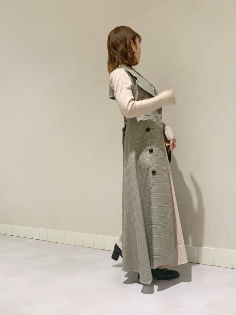 ベージュ系のワンピース、グレー系のワンピース、ブラック系のブーツを着用したレディースの秋コーディネートの5枚目の写真