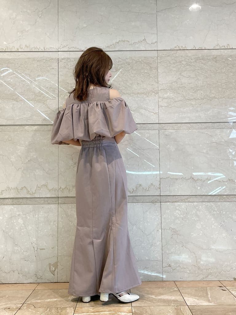 ベージュ系のキャミソール、ピンク系のワンピース、ホワイト系のパンプスを着用したレディースの夏コーディネートの2枚目の写真