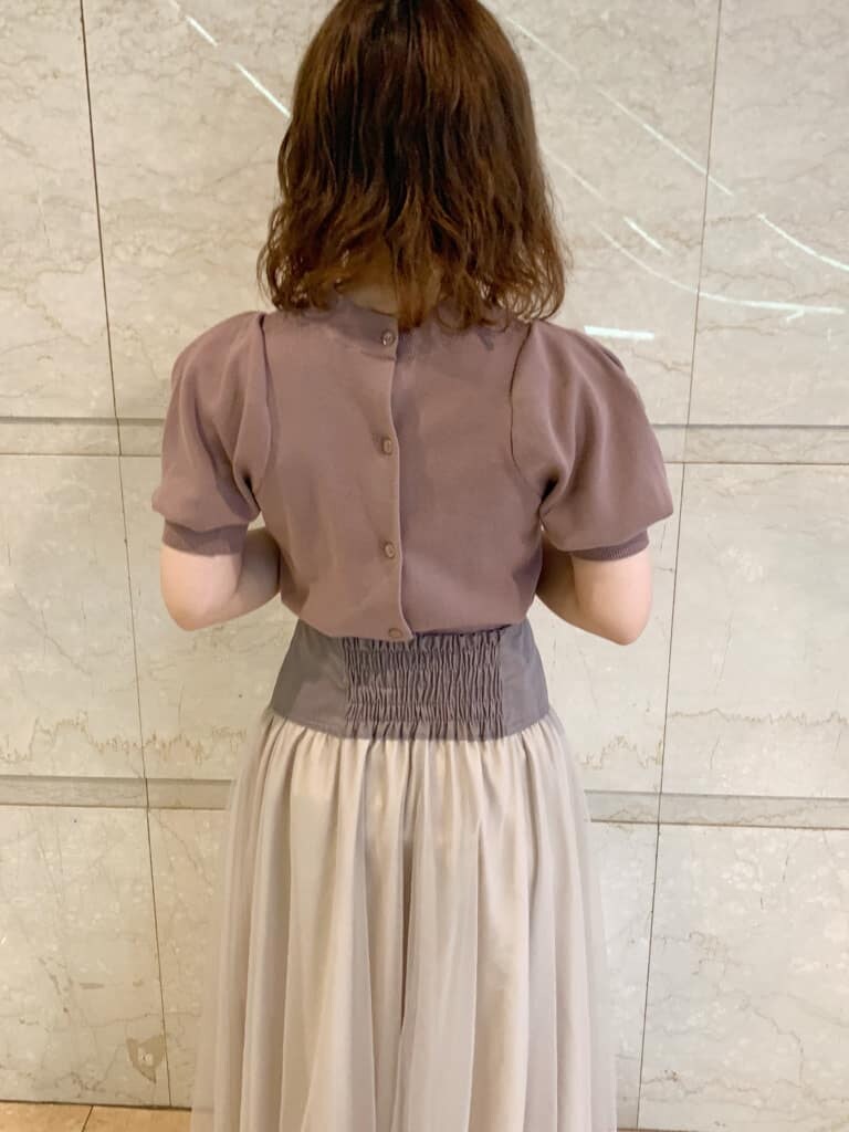 グレー系のスカート、ベージュ系のスカート、その他のサンダルを着用したレディースの夏コーディネートの7枚目の写真