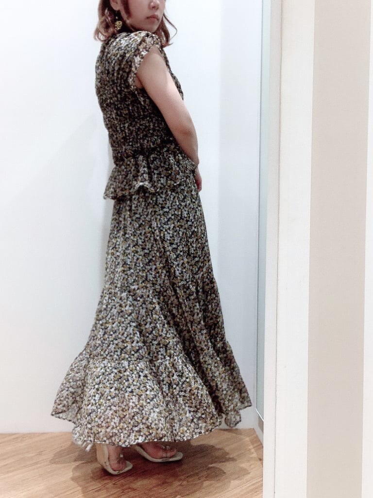 その他のシャツ/ブラウス、その他のサンダル、その他のスカートを着用したレディースの夏コーディネートの4枚目の写真