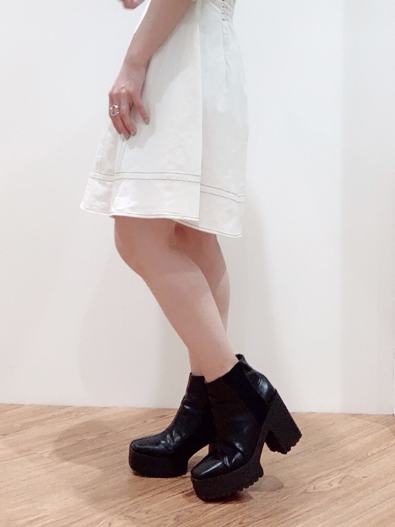 ベージュ系のサンダル、ホワイト系のワンピース、ブラウン系のベルトを着用したレディースの春コーディネートの5枚目の写真