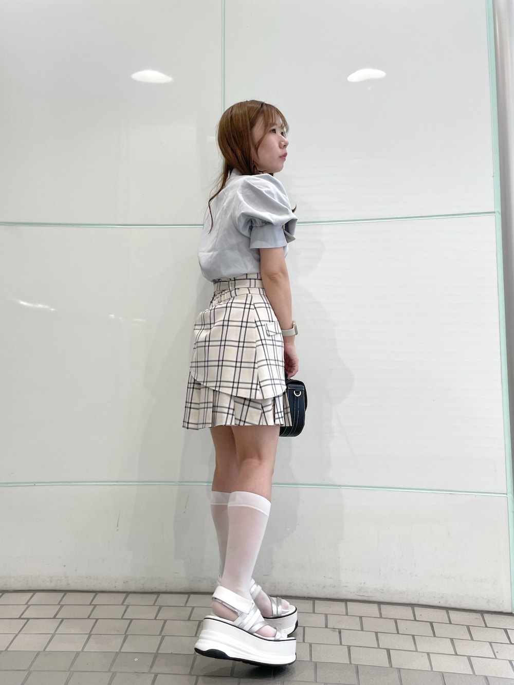 グレー系のシャツ/ブラウス、ベージュ系のスカート、ブラック系のハンドバッグを着用したレディースの夏コーディネートの3枚目の写真