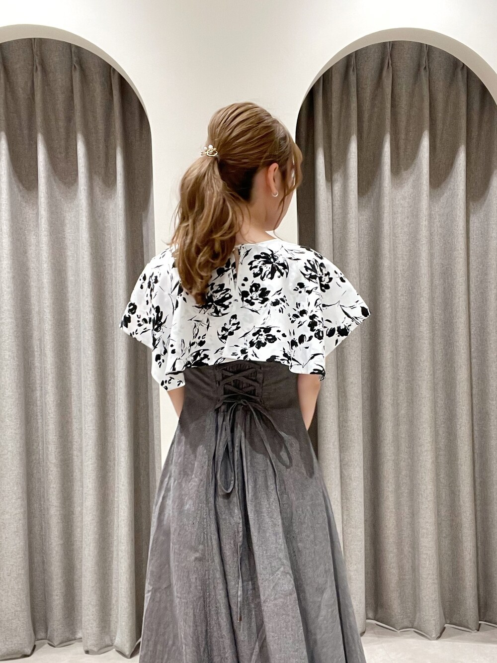 ブラック系のワンピース、ブラック系のハンドバッグ、ブラック系のサンダルを着用したレディースの夏コーディネートの9枚目の写真