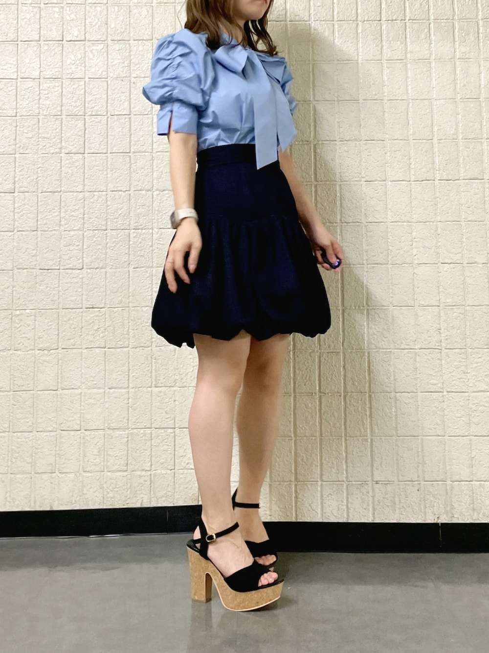 ブルー系のシャツ/ブラウス、ブルー系のスカート、ブラック系のサンダルを着用したレディースの春コーディネートの3枚目の写真