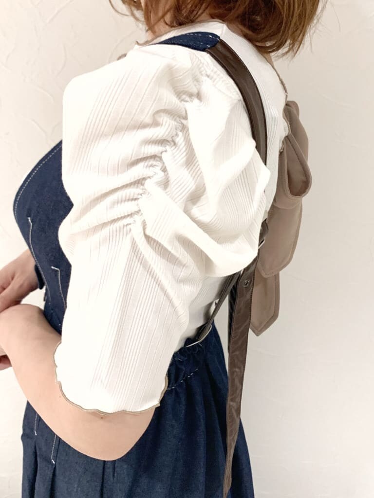 ブラウン系のサンダル、ホワイト系のTシャツ/カットソー、ブルー系のジャンパースカートを着用したレディースの夏コーディネートの5枚目の写真