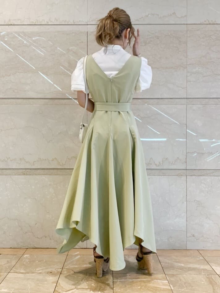 グリーン系のワンピース、ブラウン系のサンダル、ホワイト系のショルダーバッグを着用したレディースの春コーディネートの4枚目の写真