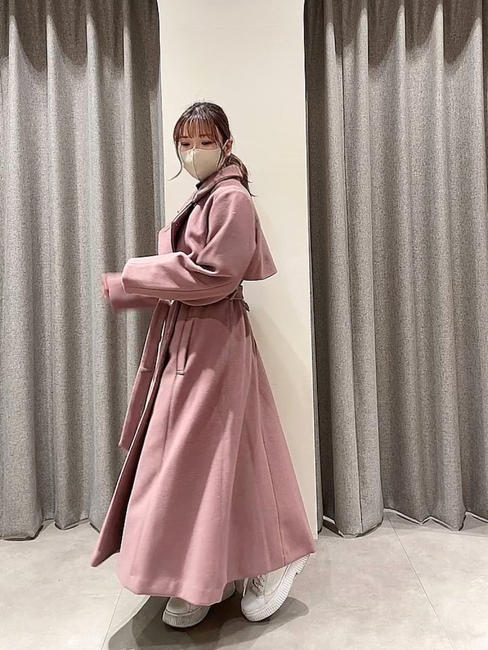 ピンク系のその他アウター、ブラック系のニット/セーターを着用したレディースの秋コーディネートの2枚目の写真