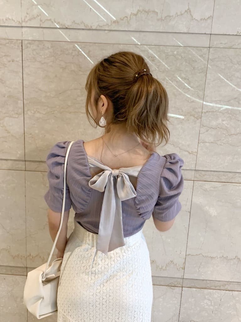 その他のサンダル、ホワイト系のスカート、ホワイト系のハンドバッグを着用したレディースの春コーディネートの6枚目の写真