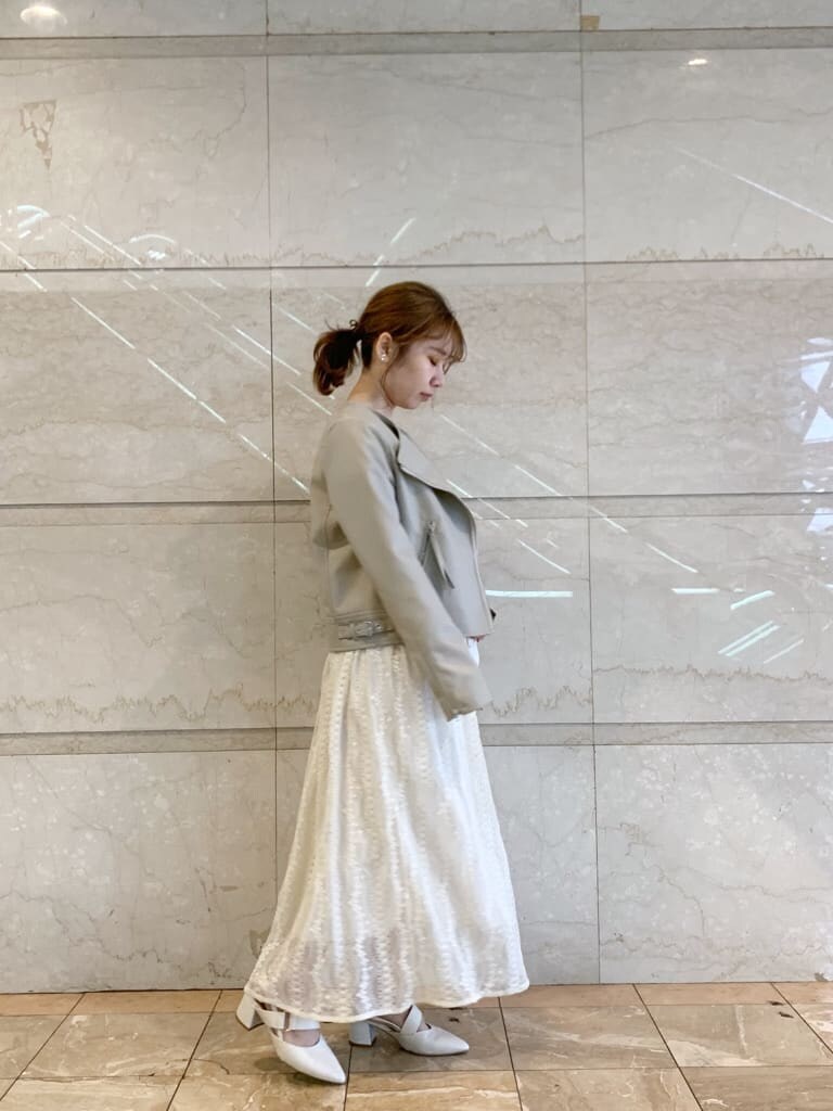 ベージュ系のテーラードジャケット、ホワイト系のワンピース、ホワイト系のパンプスを着用したレディースの冬コーディネートの9枚目の写真