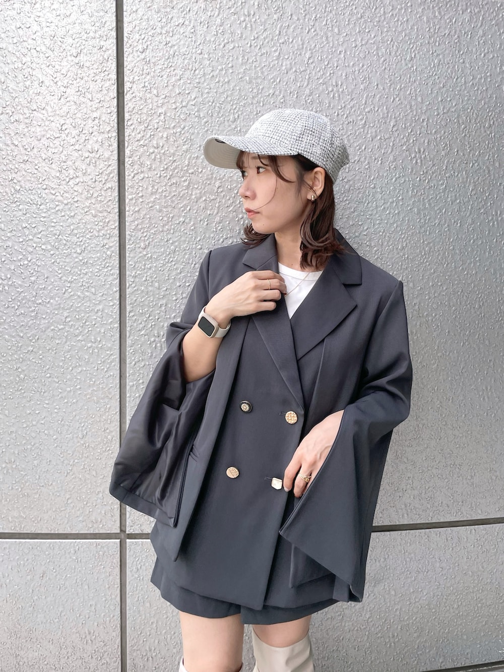 ホワイト系のTシャツ/カットソー、グレー系のテーラードジャケット、グレー系のその他パンツを着用したレディースの秋コーディネートの7枚目の写真