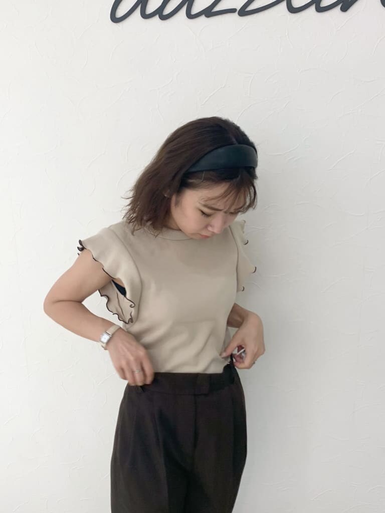 ブラウン系のサンダル、ブラウン系のその他パンツ、ベージュ系のTシャツ/カットソーを着用したレディースの夏コーディネートの4枚目の写真