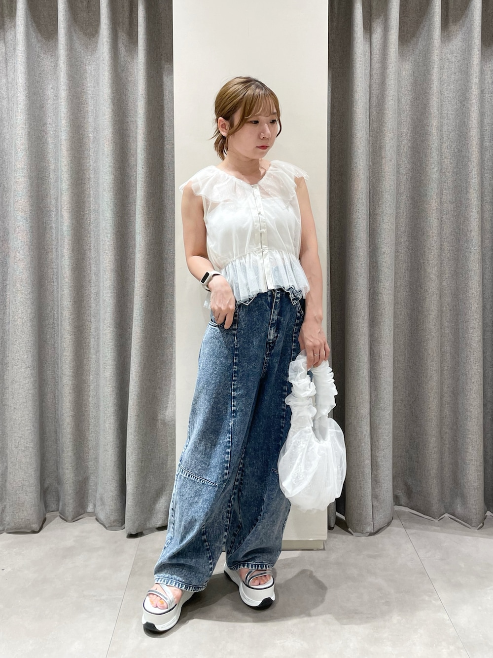 ホワイト系のタンクトップ、ホワイト系のサンダル、その他のデニムパンツを着用したレディースの夏コーディネートの2枚目の写真