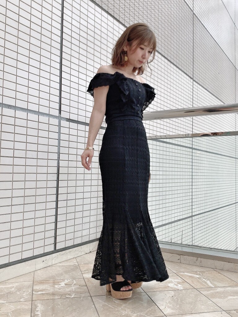 ブラック系のシャツ/ブラウス、ブラック系のサンダル、ブラック系のスカートを着用したレディースの春コーディネートの2枚目の写真