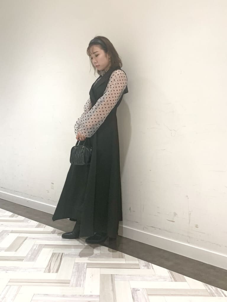 ブラック系のワンピース、ホワイト系のシャツ/ブラウス、ブラック系のハンドバッグを着用したレディースの夏コーディネートの2枚目の写真