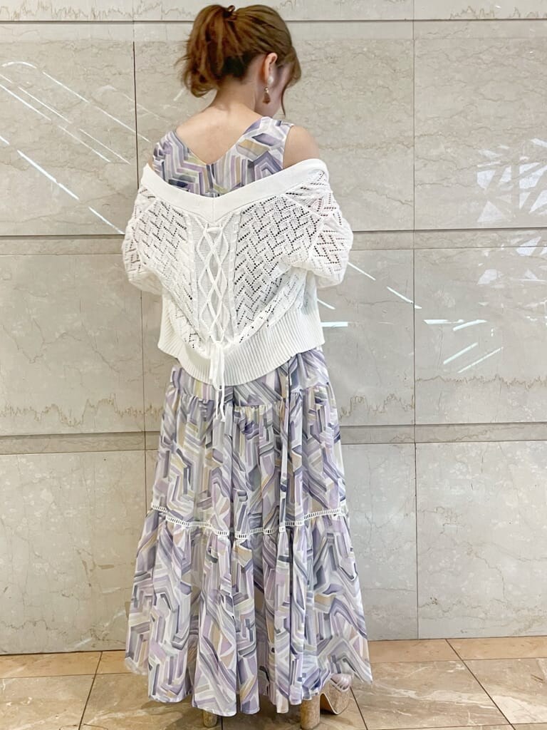 その他のサンダル、パープル系のワンピース、ホワイト系のカーディガン/ボレロを着用したレディースの夏コーディネートの2枚目の写真