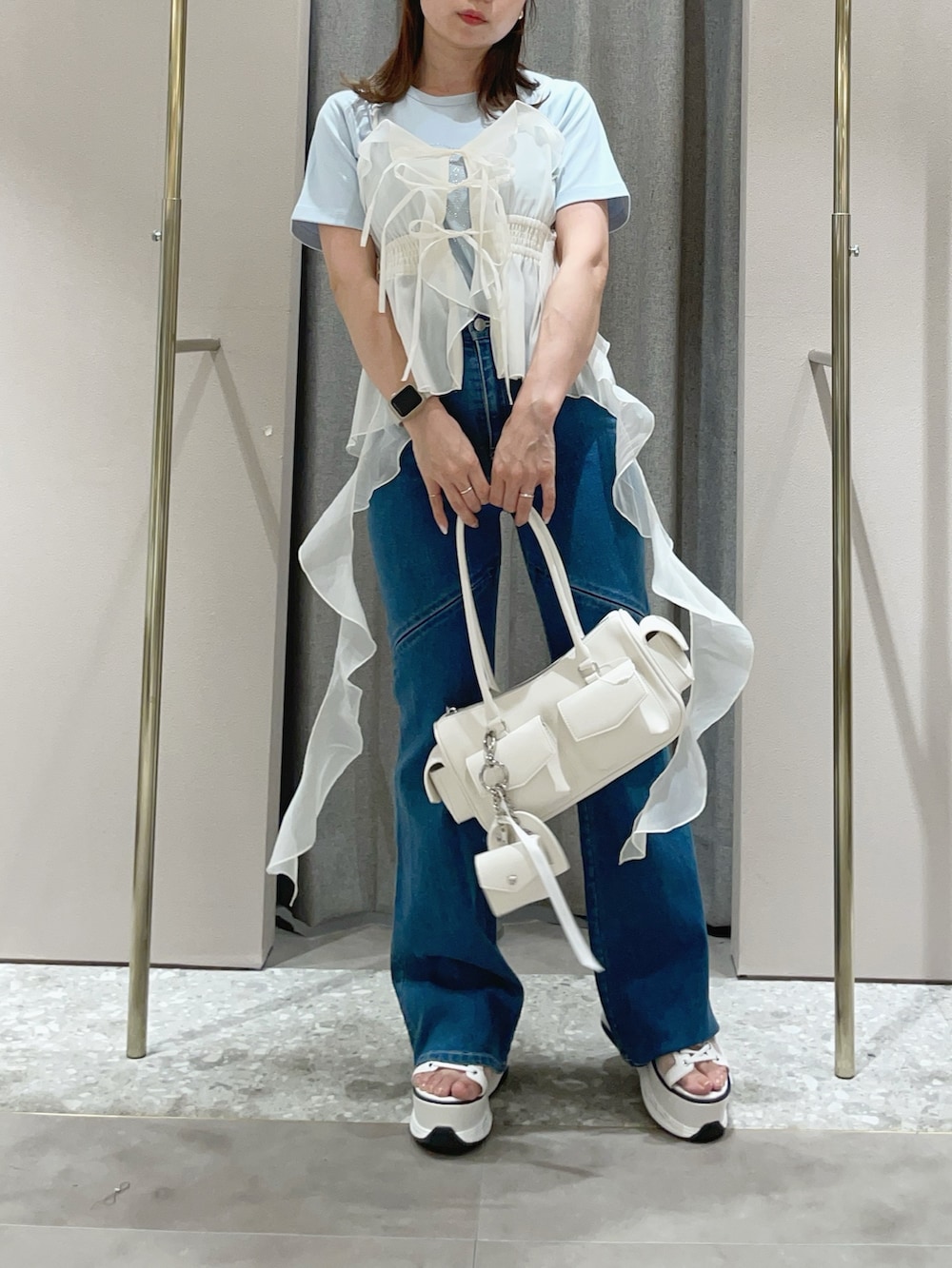 ブルー系のTシャツ/カットソー、ホワイト系のキャミソール、ブルー系のデニムパンツを着用したレディースの夏コーディネートの4枚目の写真