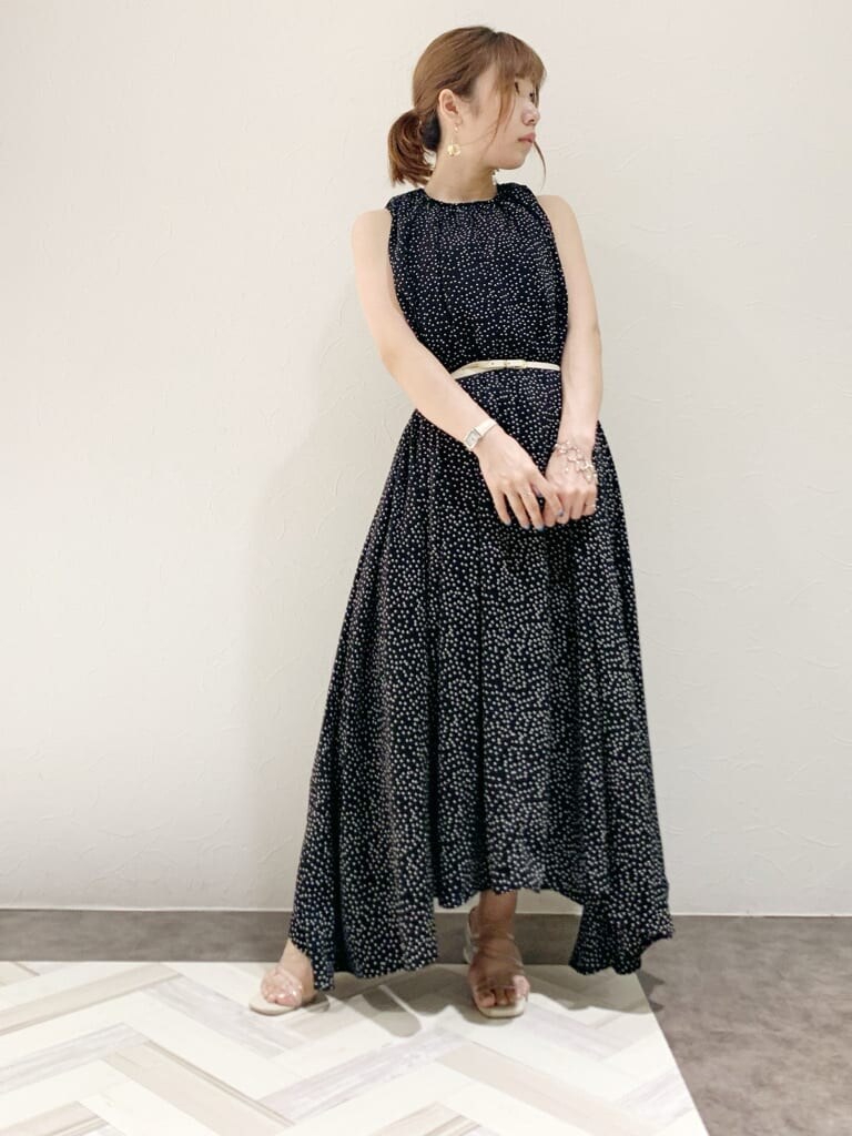 ブラック系のサンダル、その他のサンダル、ブラック系のワンピースを着用したレディースの夏コーディネートの6枚目の写真