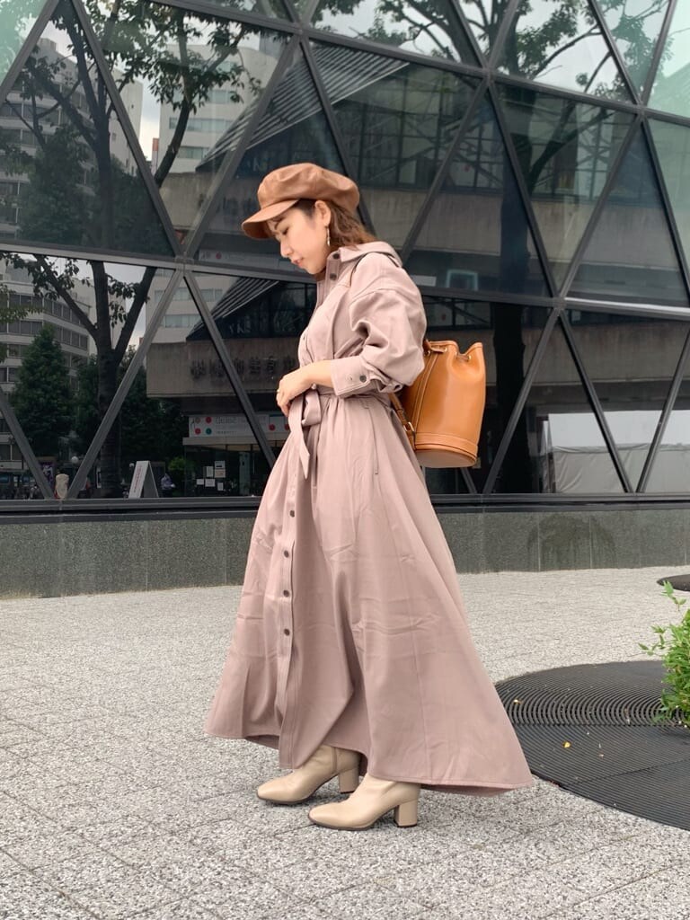 ベージュ系のワンピース、ブラウン系のバックパック/リュック、ベージュ系のブーツを着用したレディースの夏コーディネートの4枚目の写真