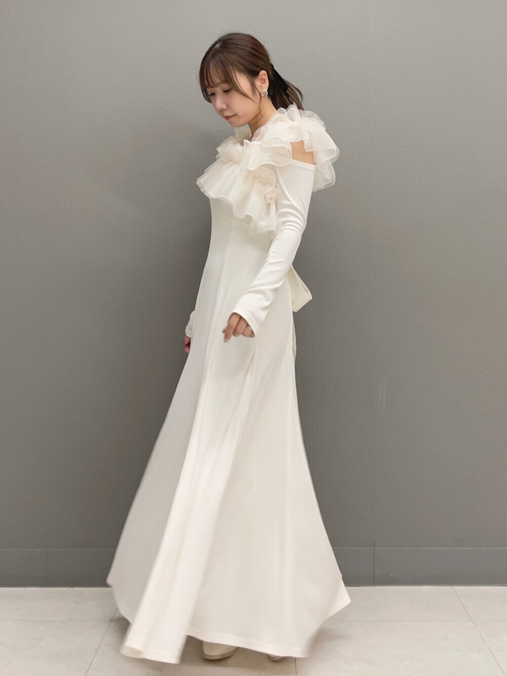 ホワイト系のブーツ、ホワイト系のワンピースを着用したレディースの秋コーディネートの2枚目の写真