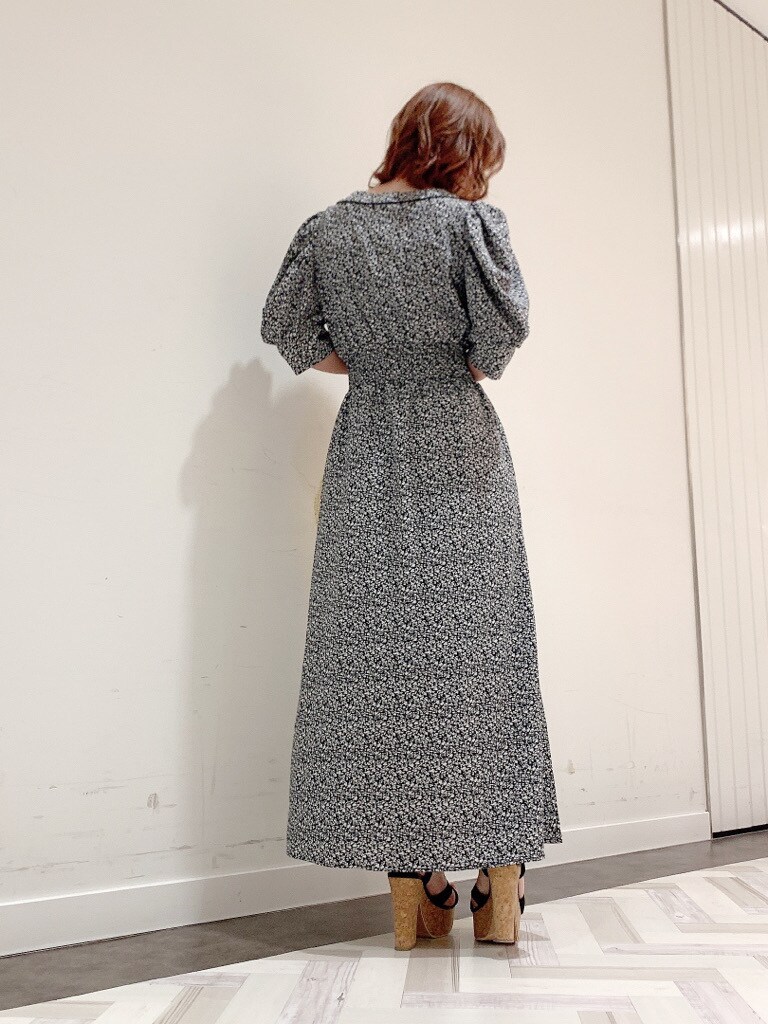 ブラック系のサンダル、ブラック系のワンピース、ホワイト系のハットを着用したレディースの夏コーディネートの6枚目の写真