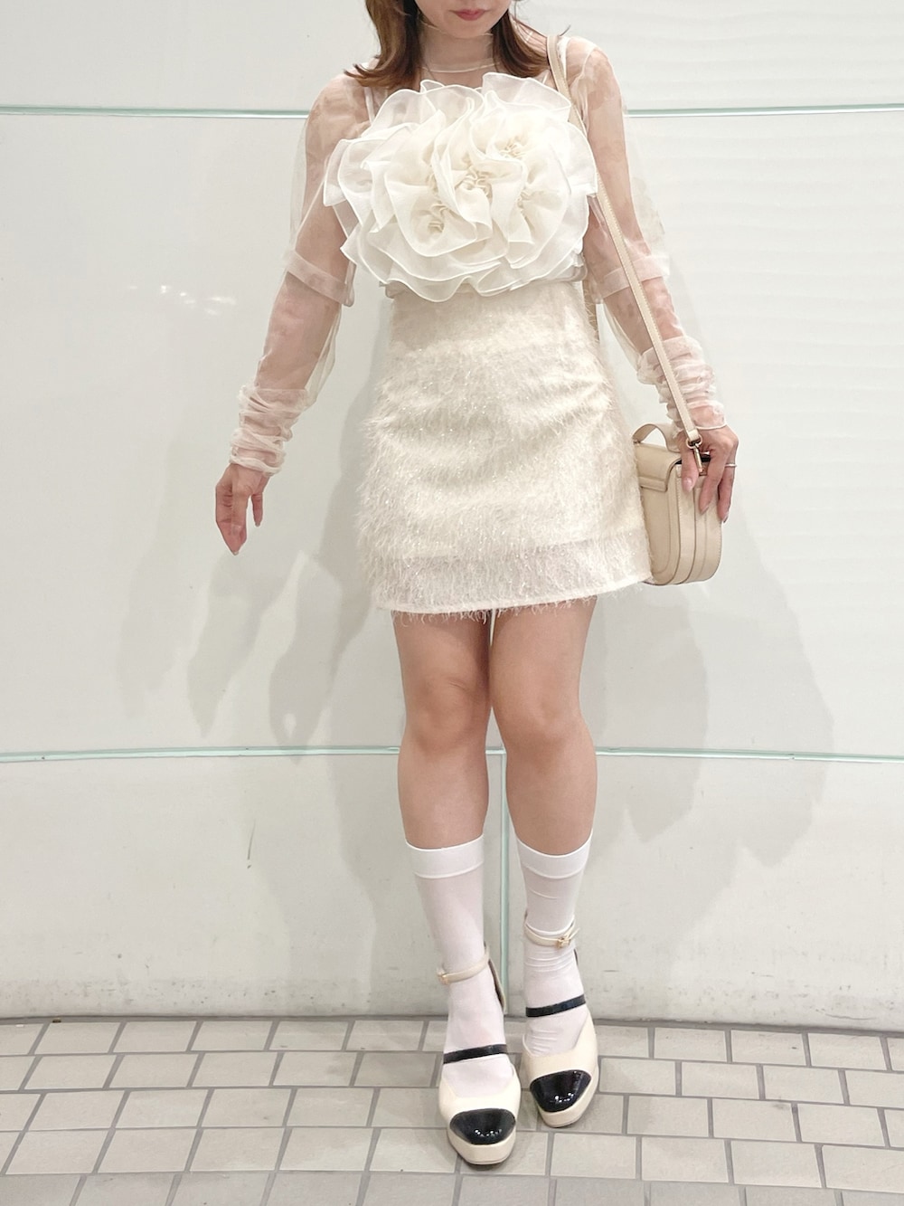 ホワイト系のキャミソール、ホワイト系のTシャツ/カットソー、ホワイト系のスカートを着用したレディースの秋コーディネートの2枚目の写真