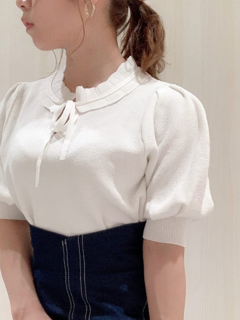 ブルー系のスカート、ホワイト系のニット/セーター、ベージュ系のサンダルを着用したレディースの春コーディネートの7枚目の写真