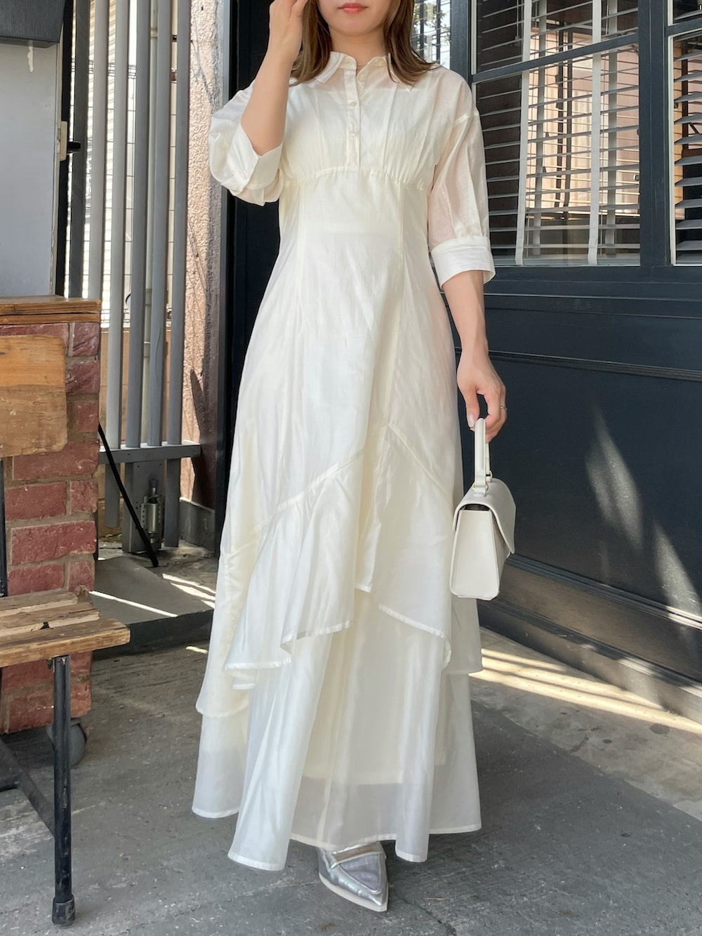 ホワイト系のワンピース、シルバー系のローファーを着用したレディースの夏コーディネートの4枚目の写真