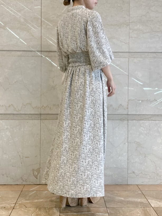 ベージュ系のサンダル、グレー系のワンピースを着用したレディースの春コーディネートの4枚目の写真