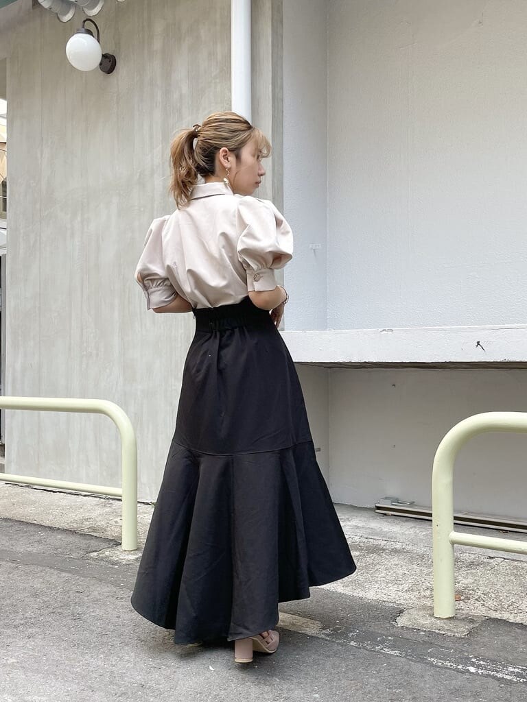 ベージュ系のシャツ/ブラウス、ブラック系のスカート、ピンク系のパンプスを着用したレディースの夏コーディネートの5枚目の写真