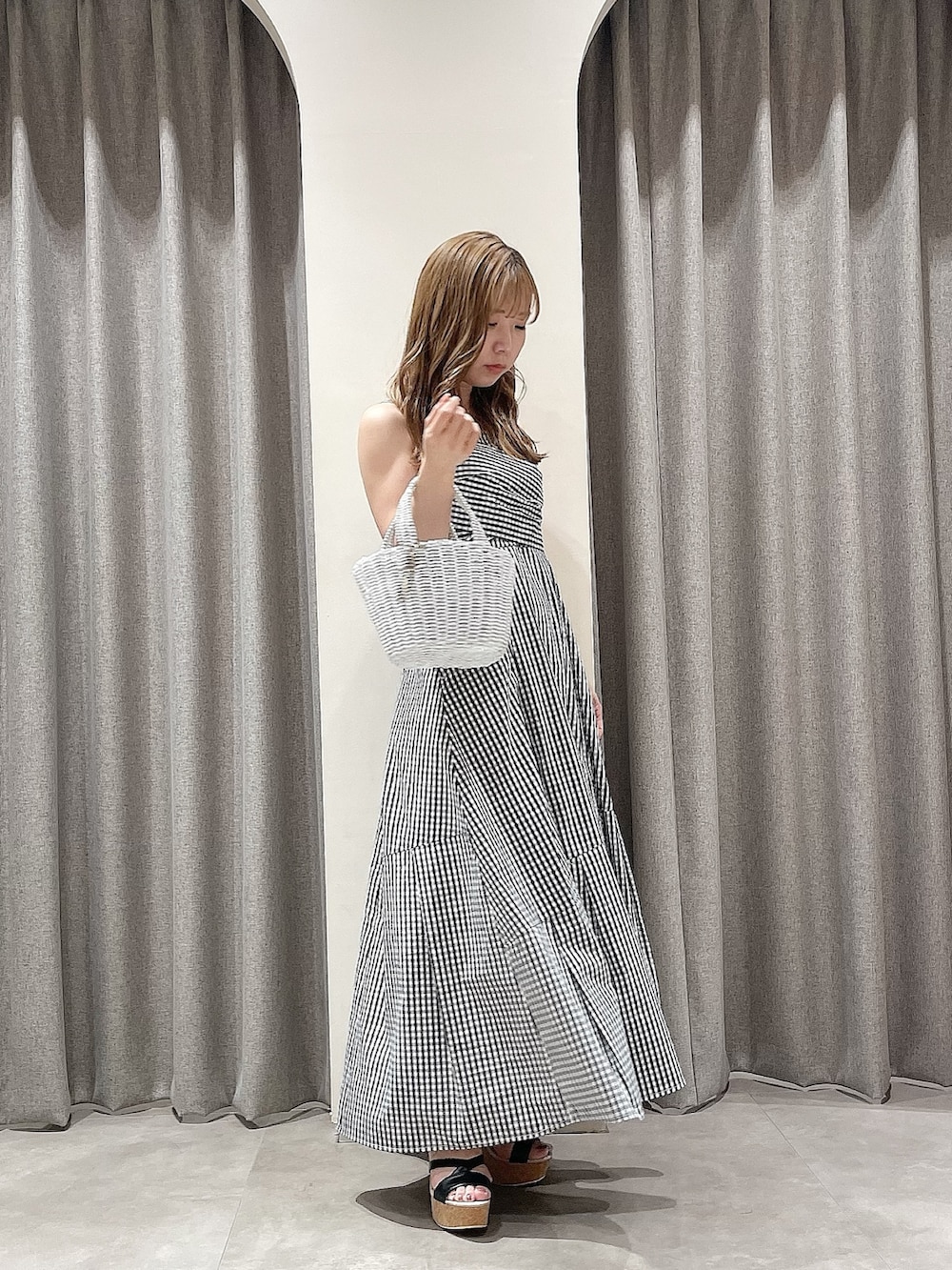 その他のワンピース、ホワイト系のハンドバッグ、ブラック系のサンダルを着用したレディースの夏コーディネートの4枚目の写真