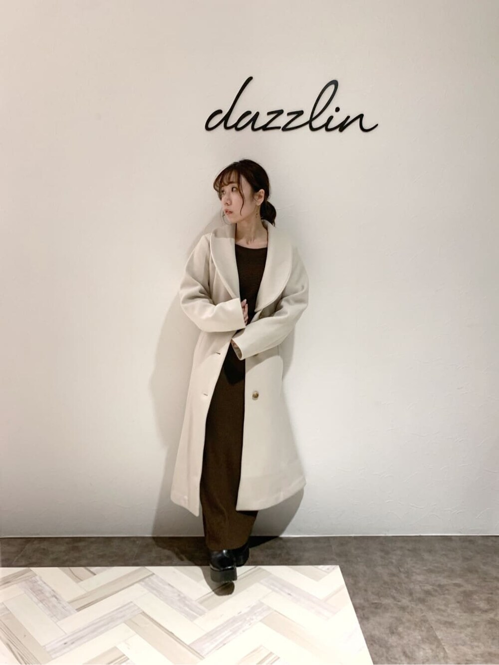 「フェミニンコーデ、低身長、ダズリン、ニットワンピース、リボン、大人フェミニン、大人コーデ、ガーリーコーデ、ワンピース、低身長コーデ、秋コーデ、モテコーデ、レイヤード、dazzlin、マーメイド」｜「dazzlinの2WAYマーメイドコート（その他アウター、ホワイト系）」を使った、tomomiさん（レディース・145cm）の秋コーディネートの5枚目の写真