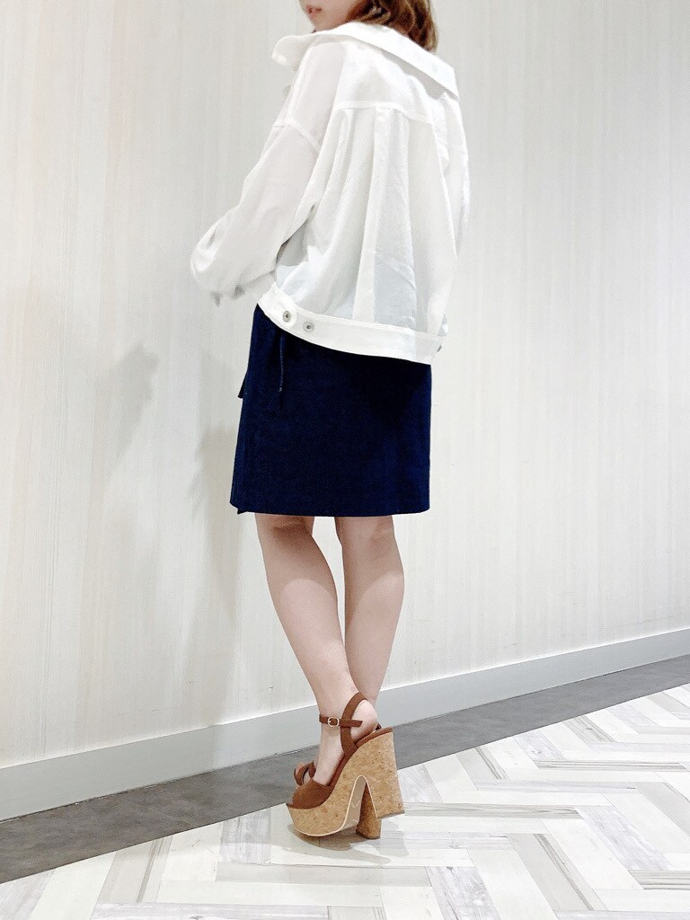 ホワイト系のシャツ/ブラウス、ブルー系のスカート、ホワイト系のタンクトップを着用したレディースの夏コーディネートの5枚目の写真