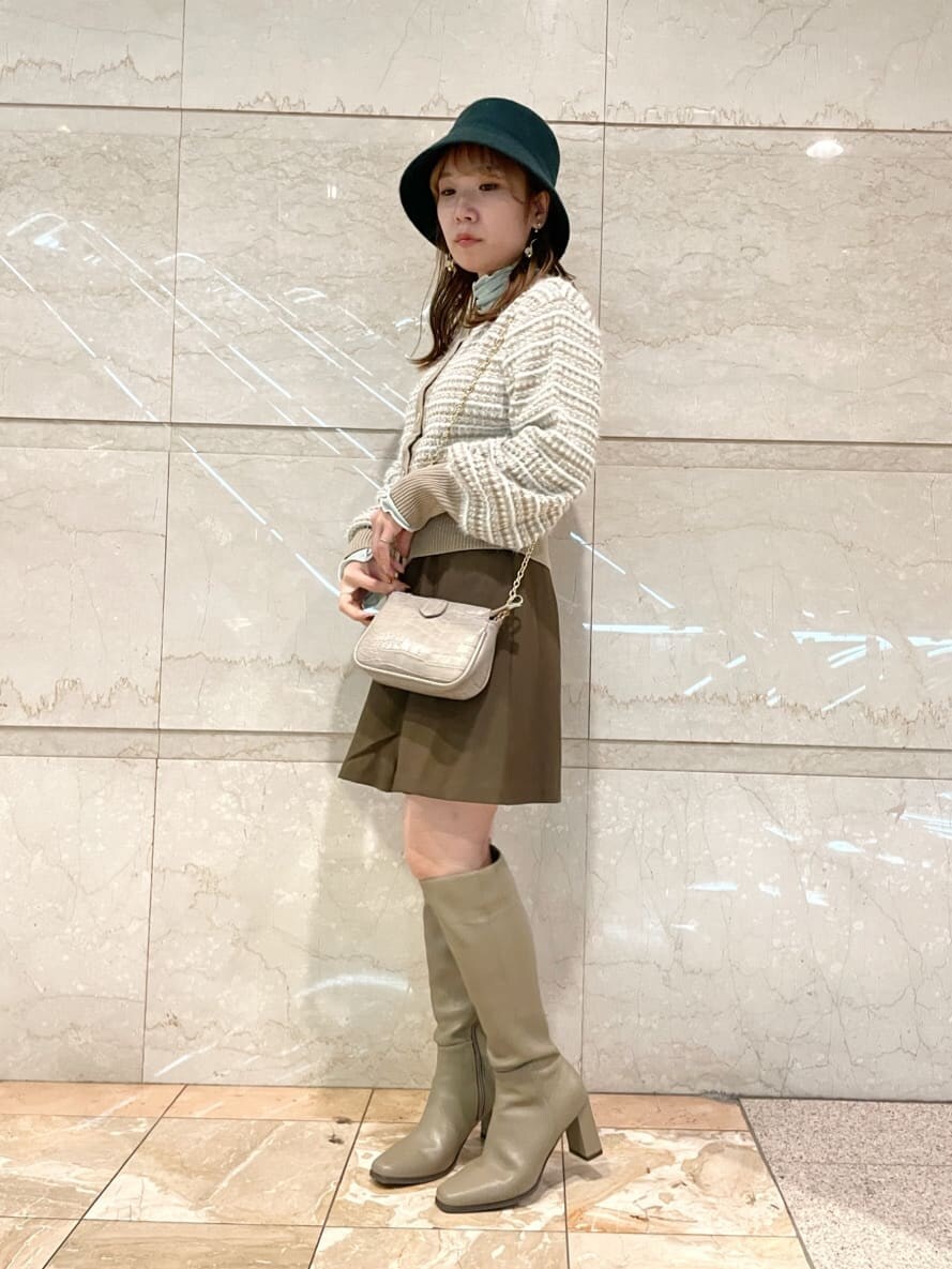 ブラウン系のスカート、ベージュ系のブーツ、ベージュ系のカーディガン/ボレロを着用したレディースの秋コーディネートの3枚目の写真