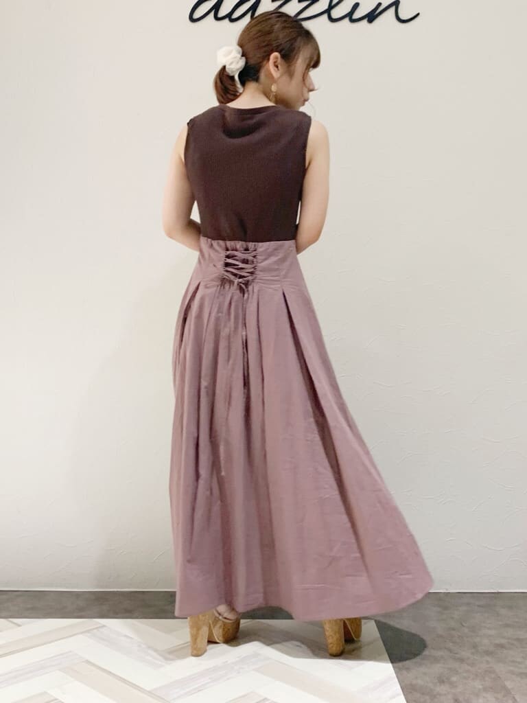 その他のサンダル、ブラウン系のワンピースを着用したレディースの夏コーディネートの5枚目の写真