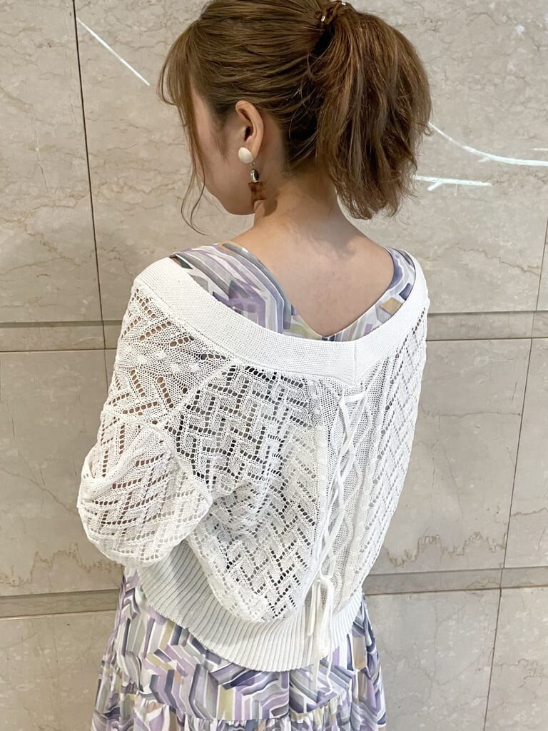 その他のサンダル、パープル系のワンピース、ホワイト系のカーディガン/ボレロを着用したレディースの夏コーディネートの6枚目の写真