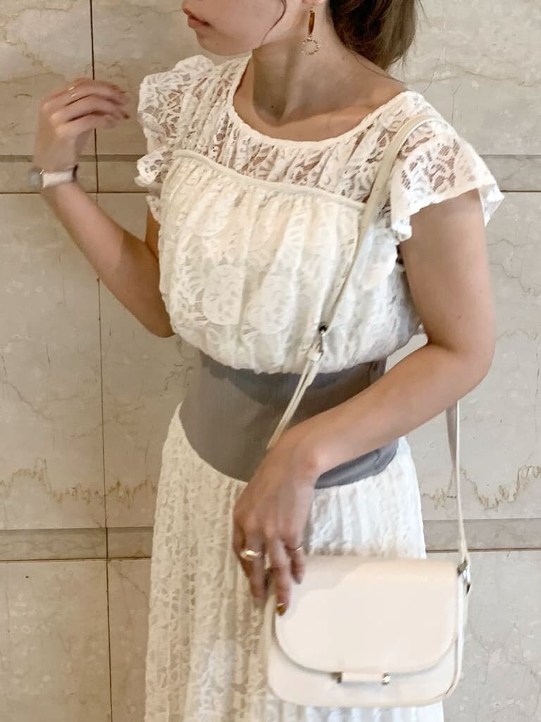 パープル系のサンダル、ホワイト系のワンピースを着用したレディースの春コーディネートの4枚目の写真