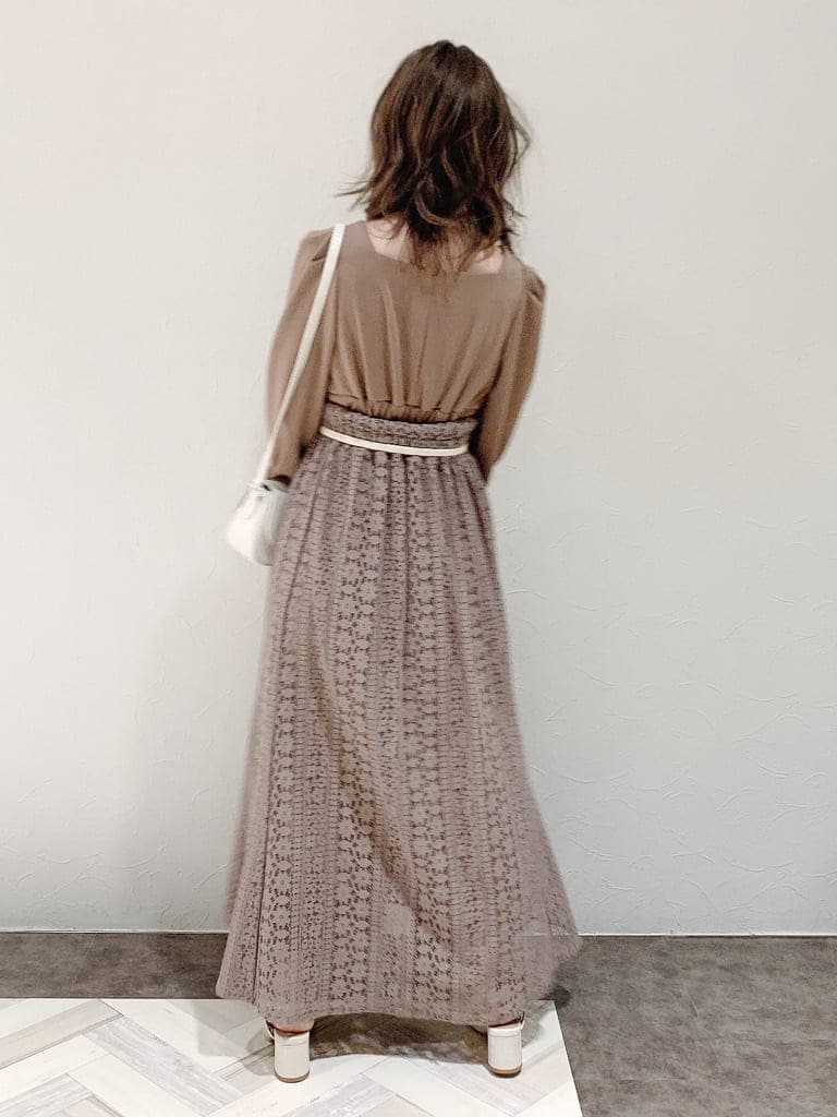 ブラウン系のワンピース、ホワイト系のパンプス、ホワイト系のショルダーバッグを着用したレディースの冬コーディネートの3枚目の写真