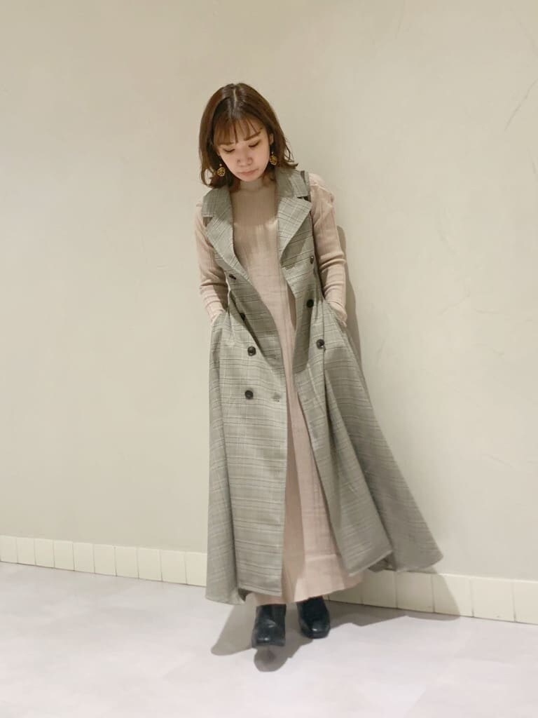 ベージュ系のワンピース、グレー系のワンピース、ブラック系のブーツを着用したレディースの秋コーディネートの3枚目の写真