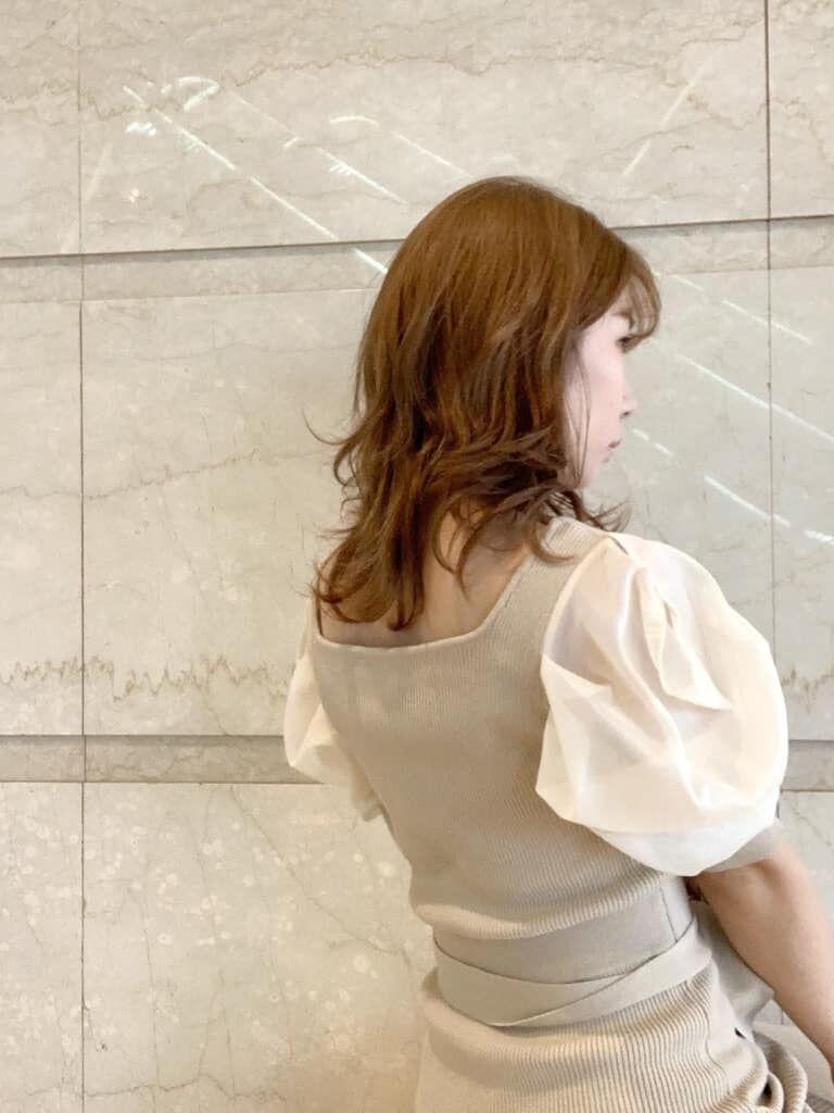 ベージュ系のワンピースを着用したレディースの春コーディネートの5枚目の写真