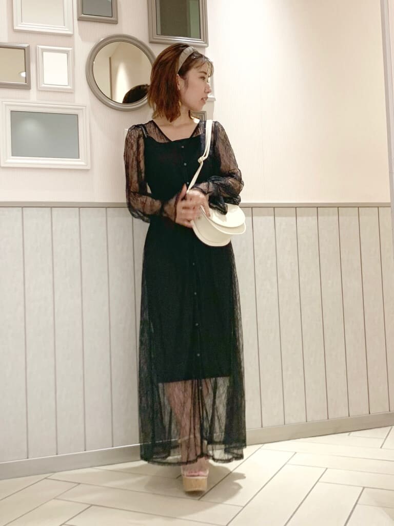 その他のサンダル、ブラック系のワンピース、ベージュ系のショルダーバッグを着用したレディースの夏コーディネートの4枚目の写真