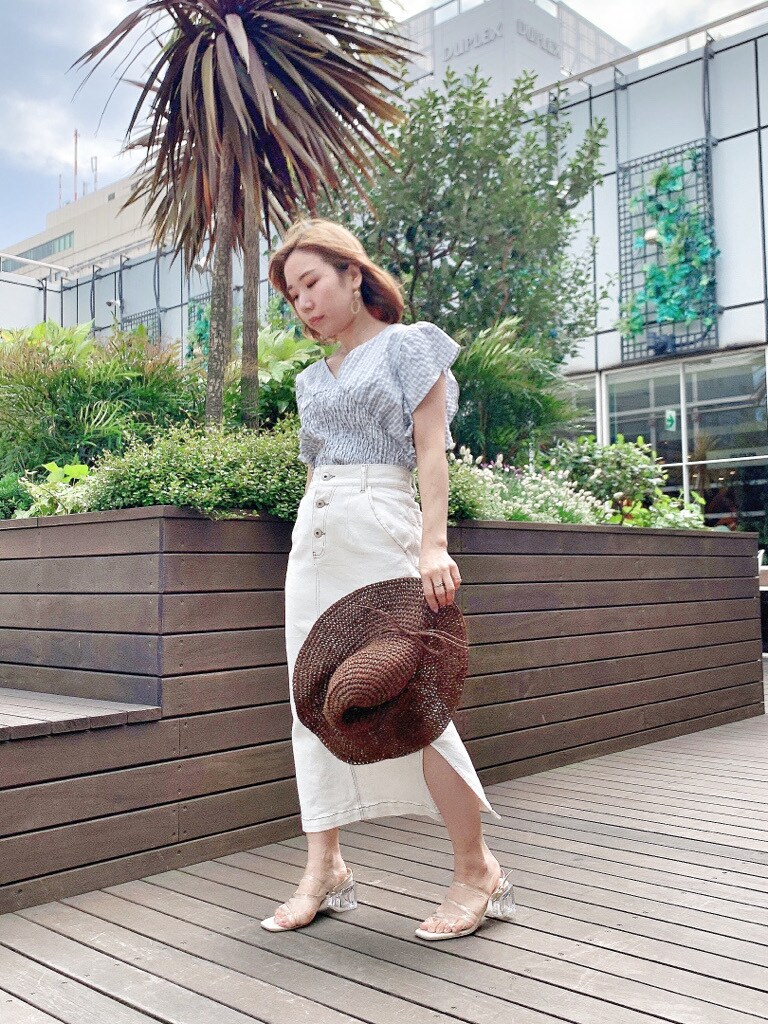 ブルー系のシャツ/ブラウス、ホワイト系のスカート、その他のサンダルを着用したレディースの春コーディネートの2枚目の写真