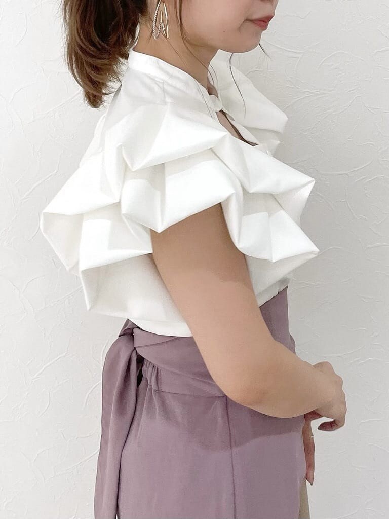 ホワイト系のシャツ/ブラウス、パープル系のスカート、ホワイト系のパンプスを着用したレディースの夏コーディネートの6枚目の写真