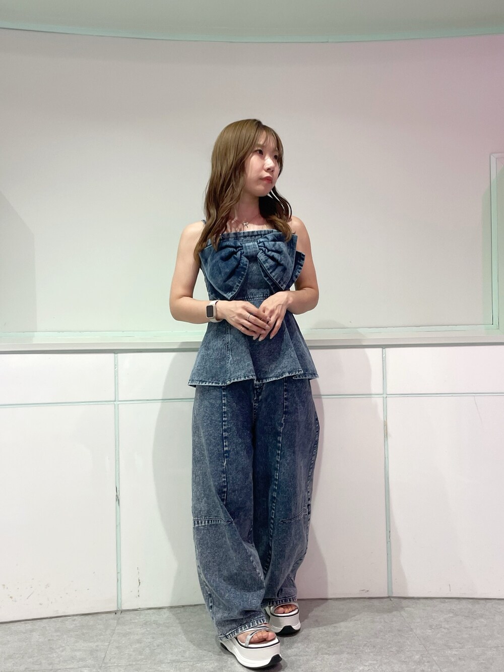 ブルー系のキャミソール、その他のデニムパンツ、ホワイト系のサンダルを着用したレディースの夏コーディネートの6枚目の写真