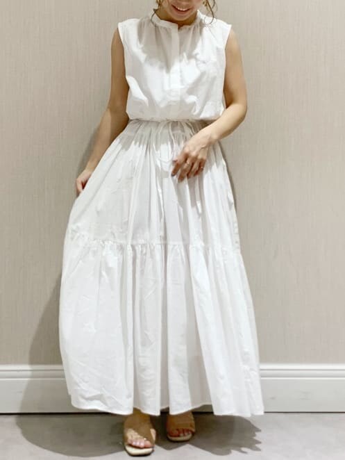 ホワイト系のワンピース、グリーン系のシャツ/ブラウス、ブラウン系のハットを着用したレディースの春コーディネートの6枚目の写真