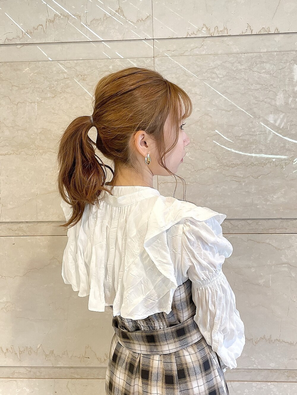 イエロー系のワンピース、グレー系のパンプスを着用したレディースの冬コーディネートの7枚目の写真